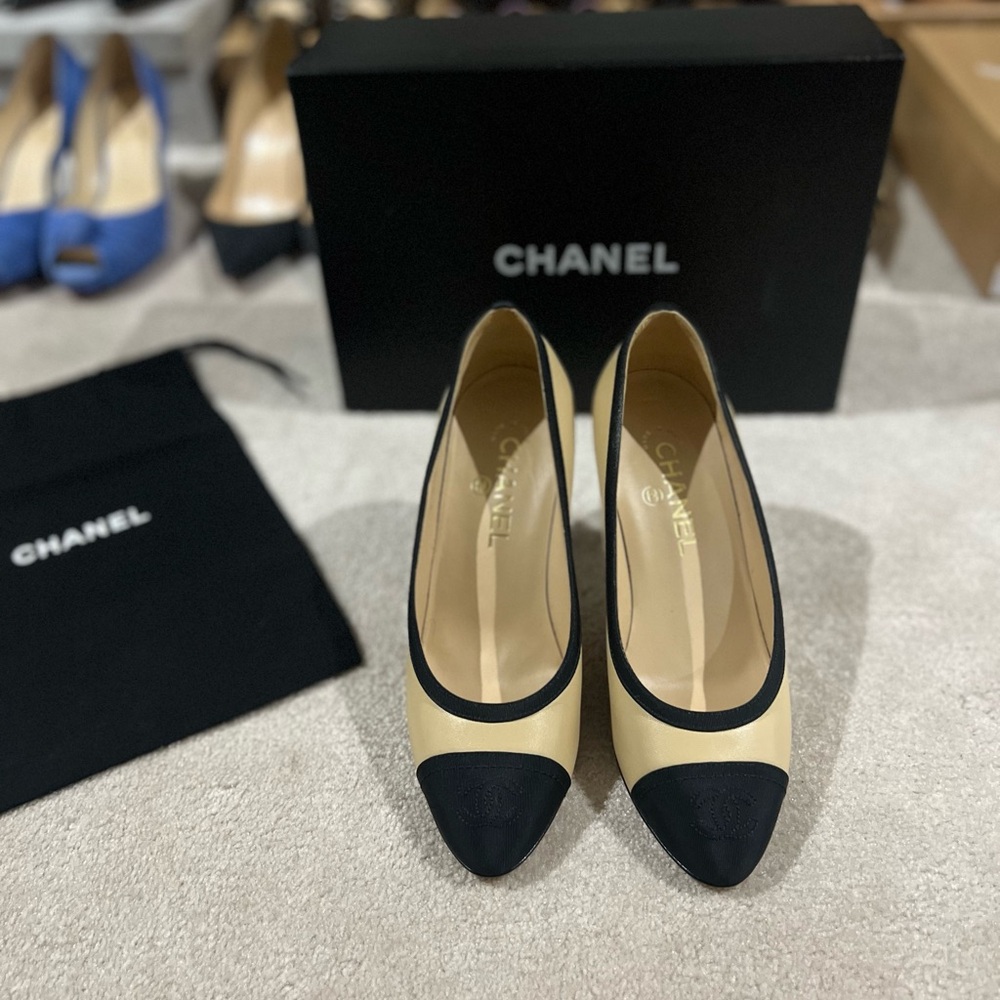 CHANEL Two-Tone Beige and Black Heels
